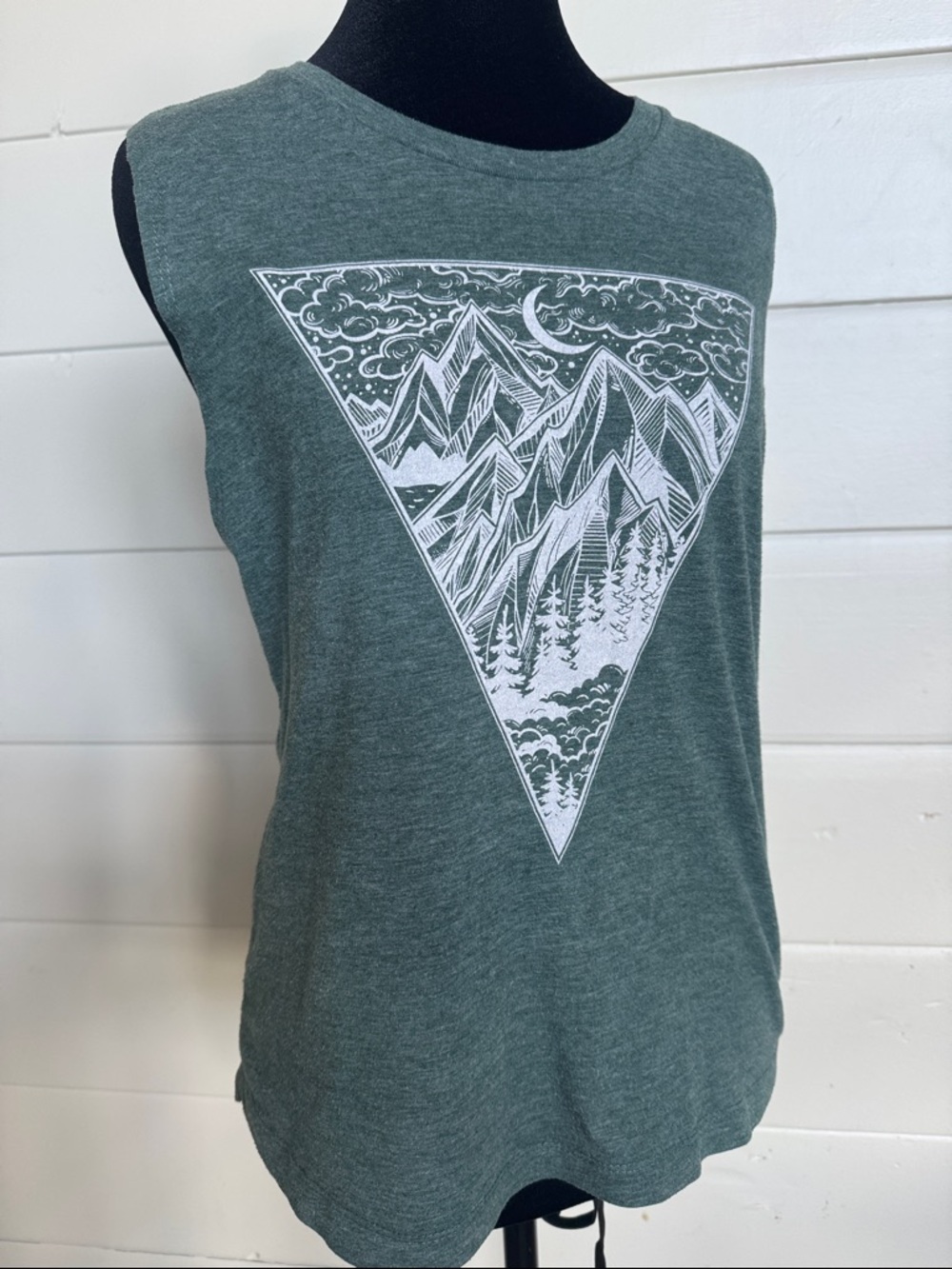 Boho Jungl Mountain Graphic Tank Top Women’s Small
